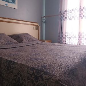 Habitación Pequeña con Cama King